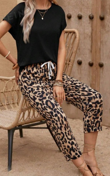 Solid Round Neck T-Shirt and Leopard Print Pants Two-Piece Set