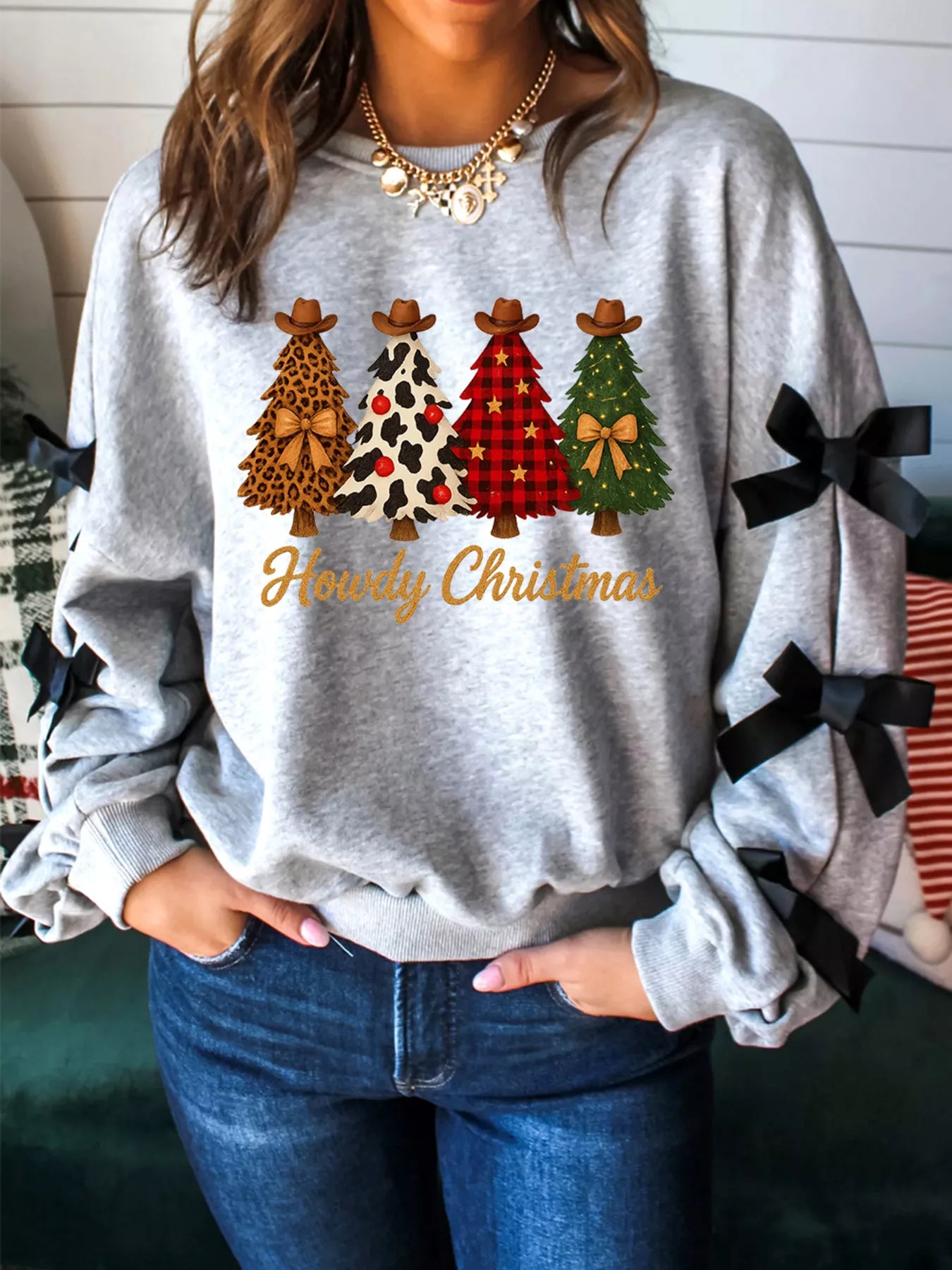 Sarah Express Women's Howdy Christmas 4 Trees Ribbon Bow Decor Sweatshirt Light Gray